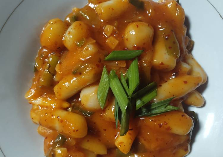 Tteokbokki (korean spicy rice cake)