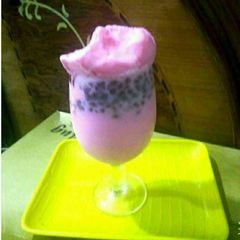 A picture of Strawberries punch.