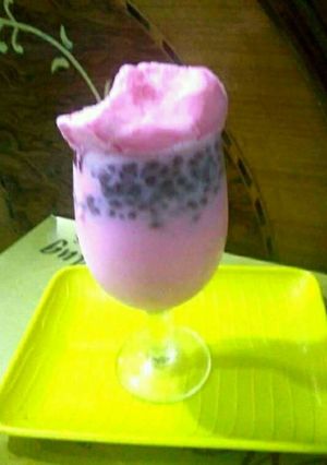 A picture of Strawberries punch.