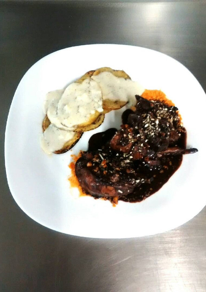 Una foto de Conejo en salsa de chocolate