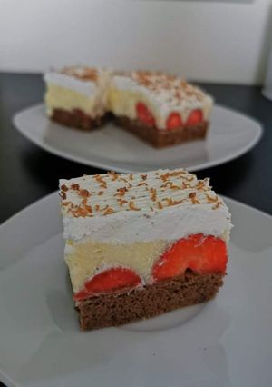 O poză a rețetei Prăjitură cu blat de cacao căpșuni și cremă de vanilie.