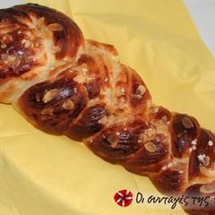 A picture of Tsoureki from the Chef in love.