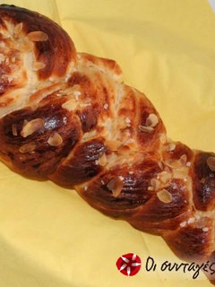 A picture of Tsoureki from the Chef in love.