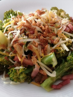 Una foto de Wok de brócoli con bacon, queso y cebolla crunch