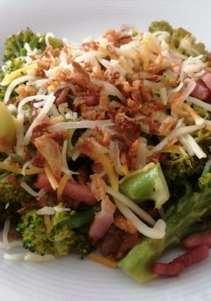 Foto principal de Wok de brócoli con bacon, queso y cebolla crunch