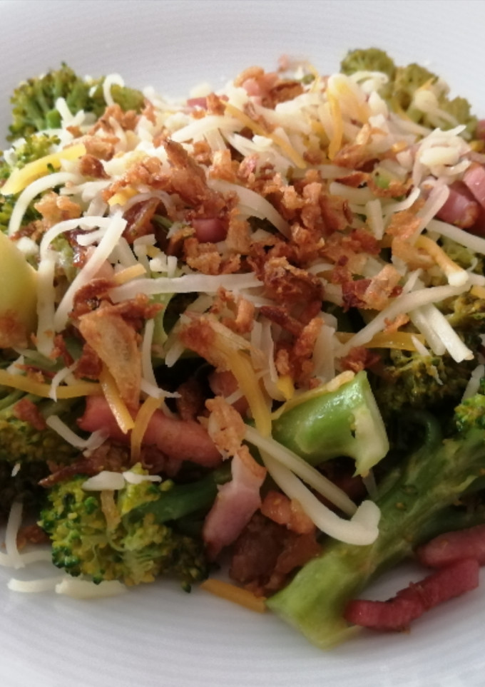 Una foto de Wok de brócoli con bacon, queso y cebolla crunch