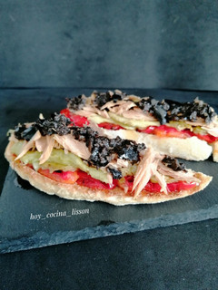 Una foto de Tosta de melva con pimientos y berenjena