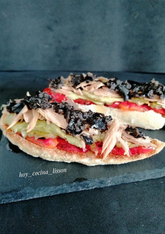 Una foto de Tosta de melva con pimientos y berenjena