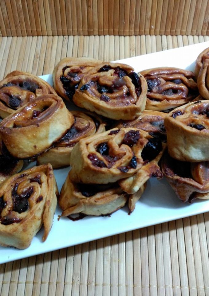 Una foto de Espirales de canela, con chocolate, arándanos y pasas