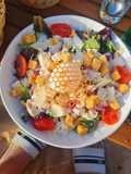 Salade César au Poulet et Chou Rouge