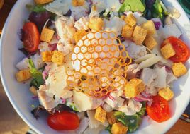 Salade César au Poulet et Chou Rouge