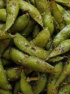 Una foto de Edamame con hierbas provenzales 🤤 y cebolla en polvo