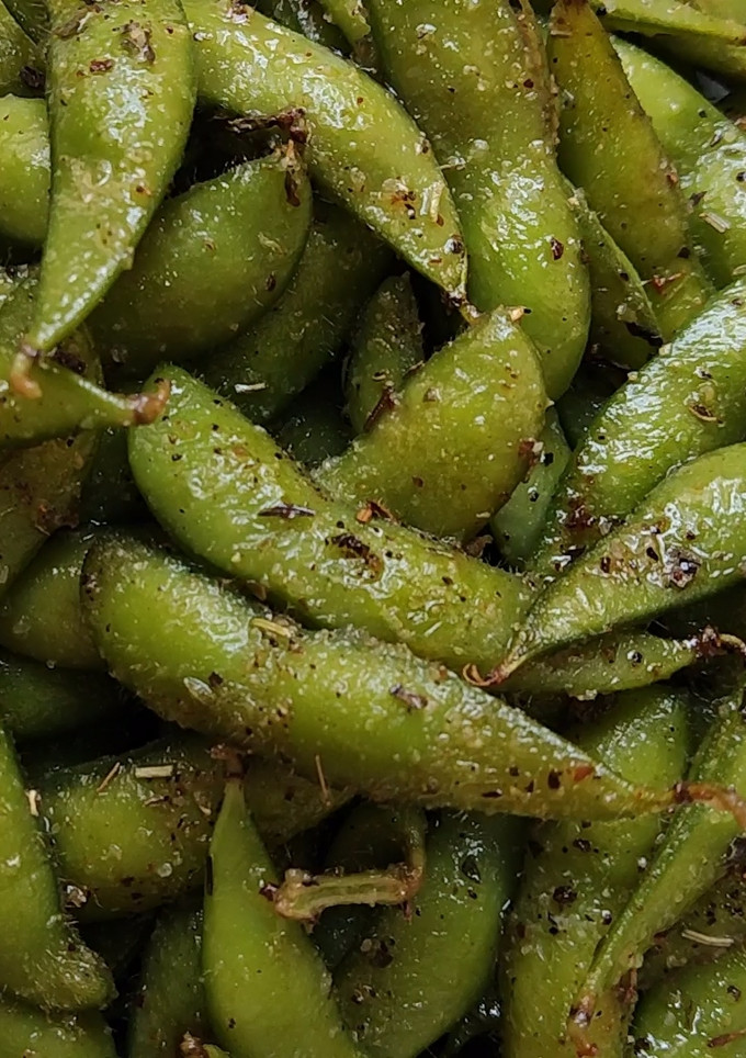 Una foto de Edamame con hierbas provenzales 🤤 y cebolla en polvo
