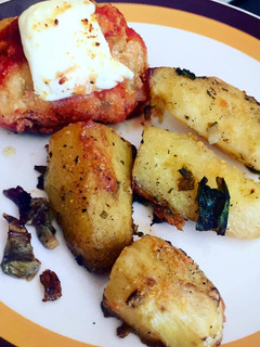 Una foto de Arrolladitos de pollo relleno y papas al horno