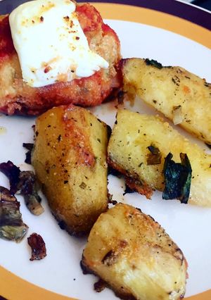Una foto de Arrolladitos de pollo relleno y papas al horno