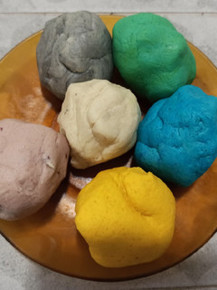 Una foto de Plastilina no tóxica, con ingredientes naturales