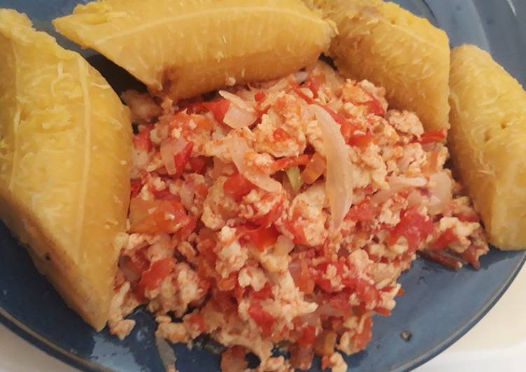 How to Prepare Homemade Boiled plantain with egg sauce