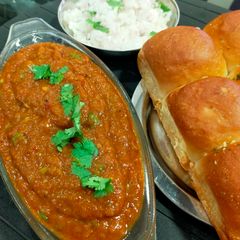 A picture of Butter Paav Bhaji in Cooker.
