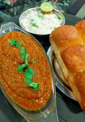 A picture of Butter Paav Bhaji in Cooker.
