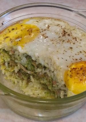 Medvehagyma pestos-parasztsonkás rakott rizs tojással recept fotója
