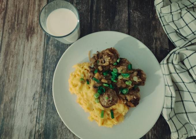 Сырные тефтели со сливочно-грибным соусом с пюре