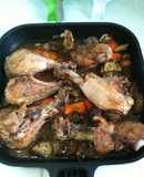 Muslos de pollo asaditos con miel, berenjena y zanahorias
