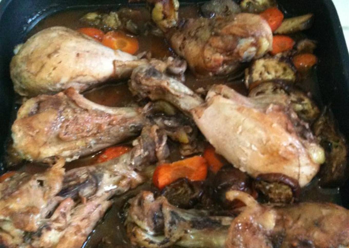 Muslos de pollo asaditos con miel, berenjena y zanahorias