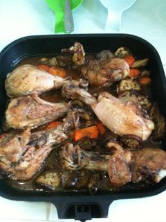 Una foto de Muslos de pollo asaditos con miel, berenjena y zanahorias
