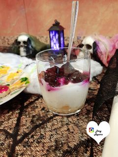 Una foto de Vasito de Galleta con Yogur Griego y Mermelada de Arándanos