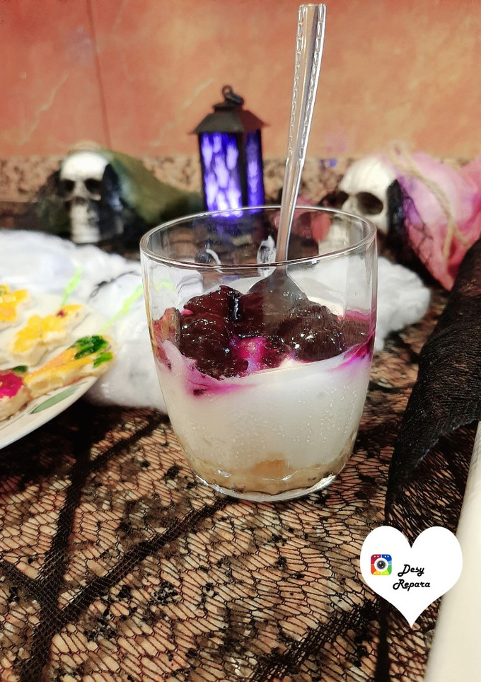 Una foto de Vasito de Galleta con Yogur Griego y Mermelada de Arándanos