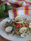 Farro con pesto fresco di basilico e guazzetto di vongole