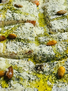 Una foto de Salmón horneado a la crema, oliva y queso