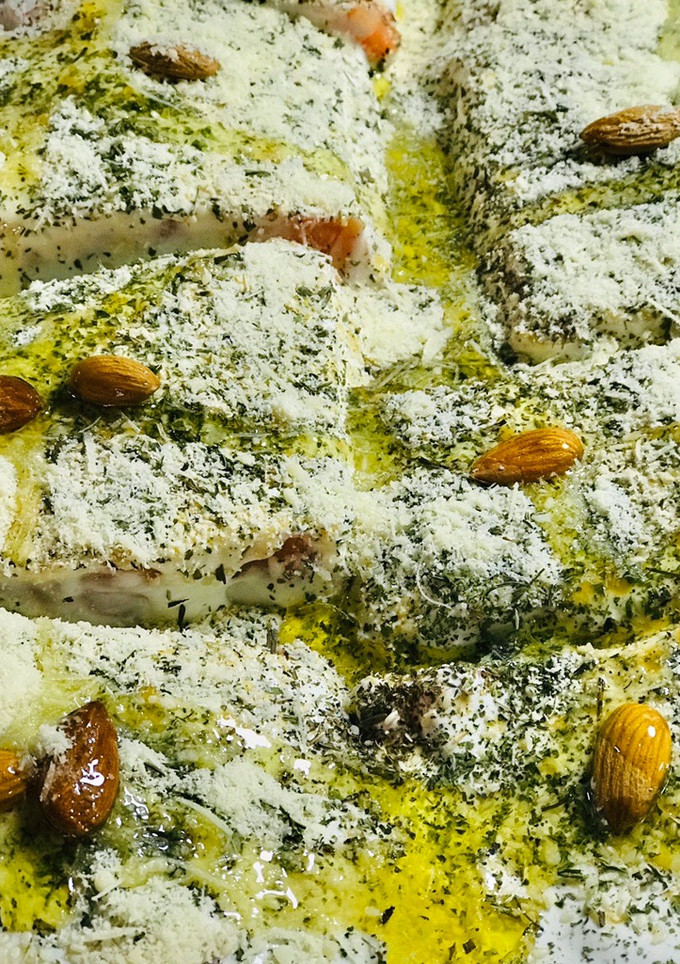 Una foto de Salmón horneado a la crema, oliva y queso