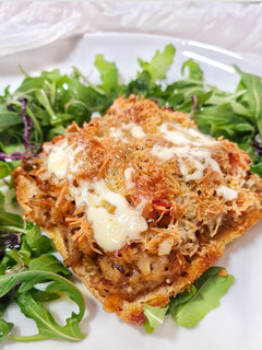 Una foto de Tostas con pasta de berenjena gratinada