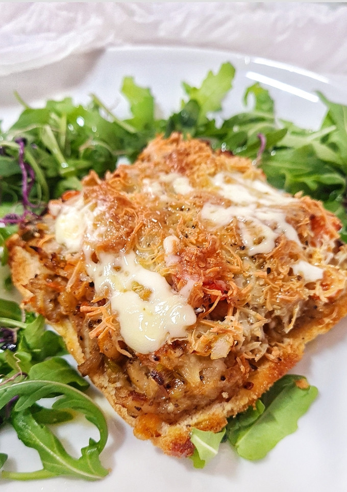 Una foto de Tostas con pasta de berenjena gratinada