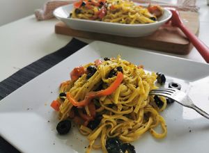 O poză a rețetei Pastă cu sos pesto și ardeii.