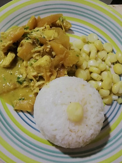 Una foto de Pollo al curry con piña y coco