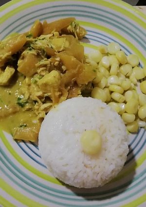 Una foto de Pollo al curry con piña y coco