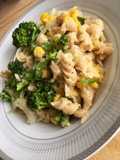 Una foto de Pasta integral con verduras 🌽