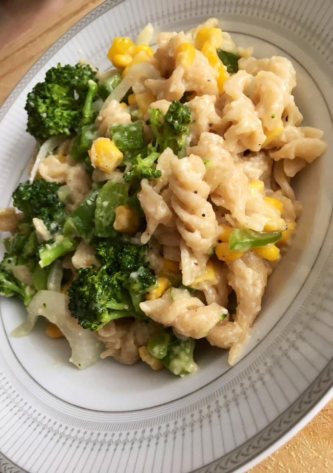 Una foto de Pasta integral con verduras 🌽