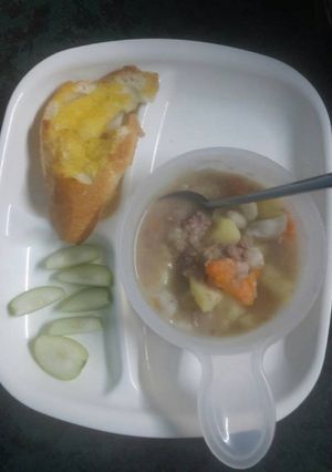 Hình của món Thịt bò hầm củ và bánh mì bơ cho bé.