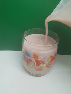 Una foto de Batido de fresa y plátano