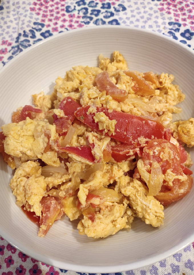 A picture of Scrambled Egg with Tomato.