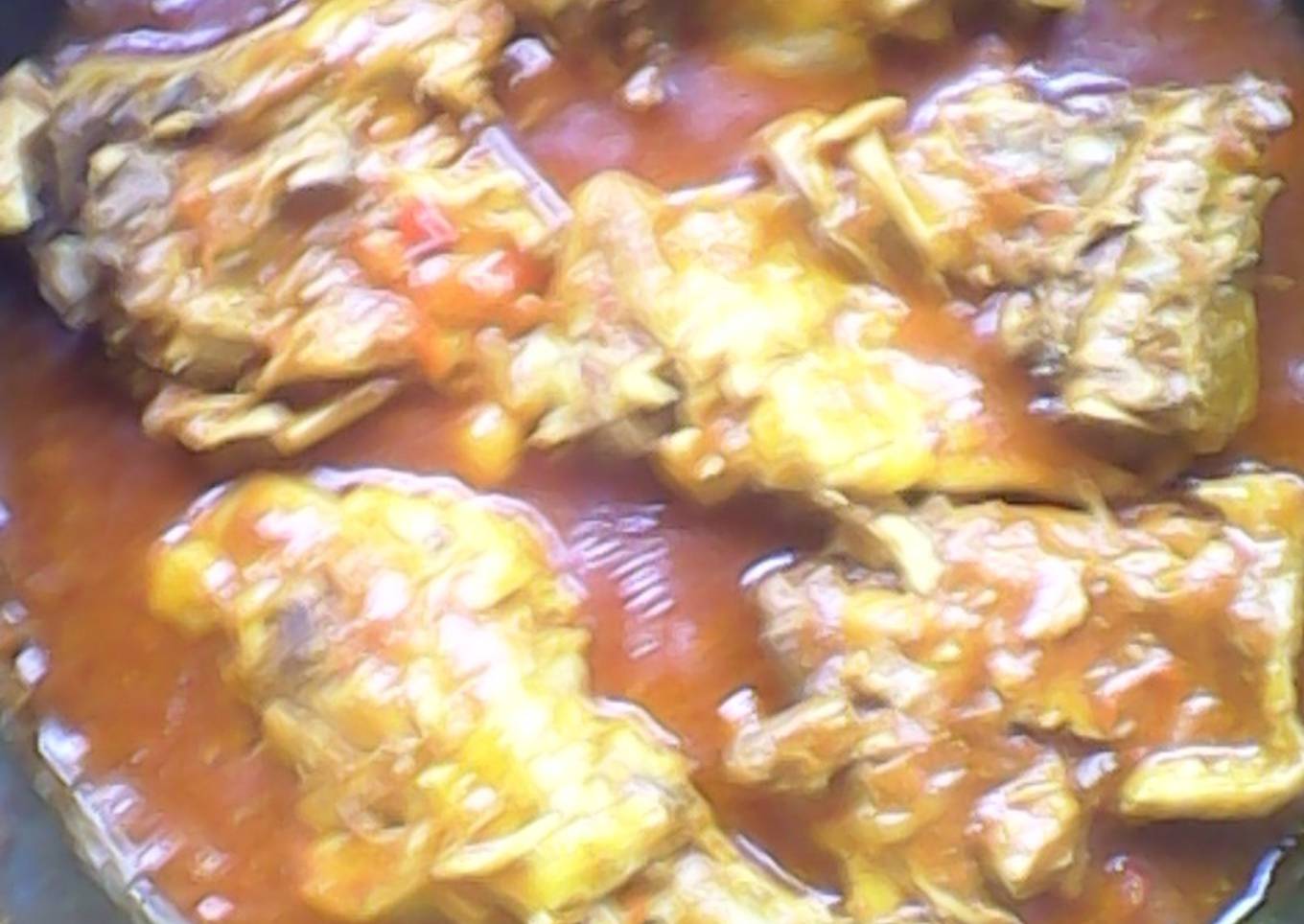 Pollo guisado con salsa de tomate maggi