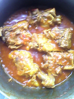 Una foto de Pollo guisado con salsa de tomate maggi