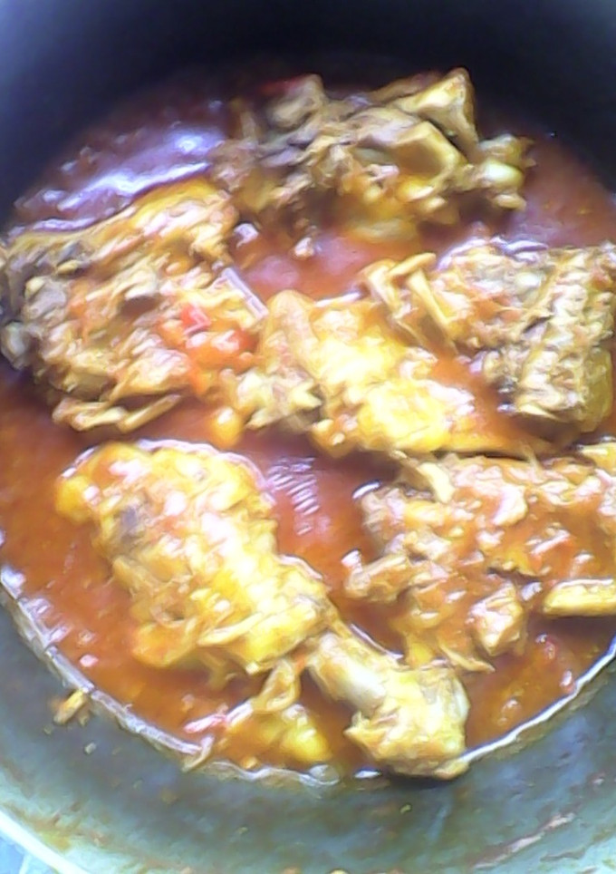 Una foto de Pollo guisado con salsa de tomate maggi