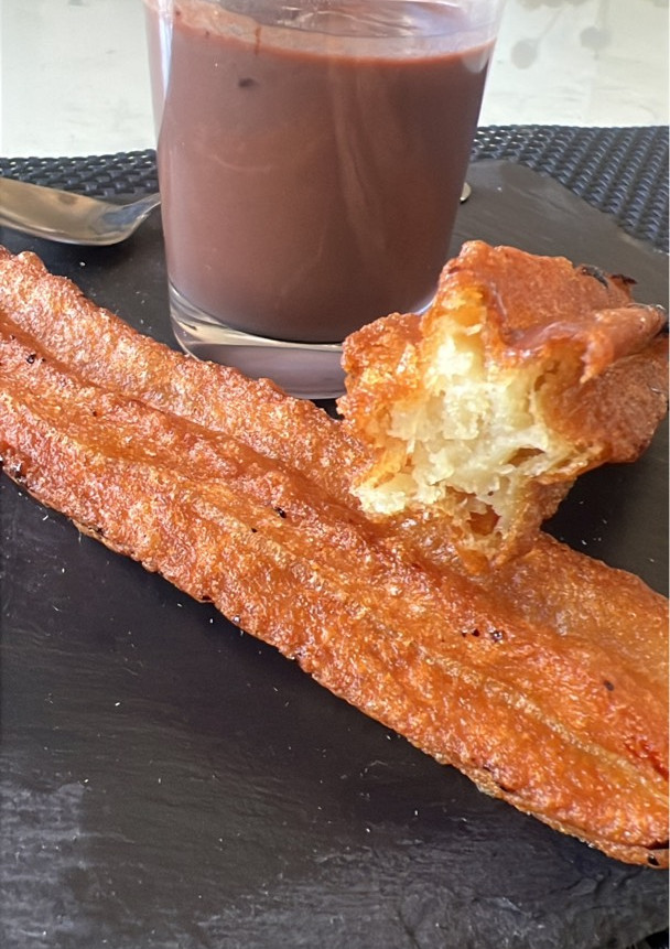 Una foto de Churros madrileños grandes