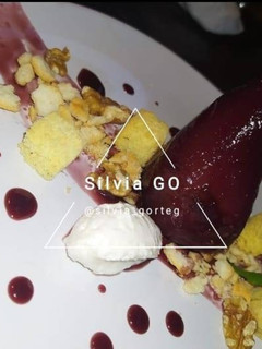 Una foto de Peras al vino tinto, cremoso de queso y tierra crujiente