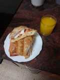 Desayuno: Croissant con jamón serrano, queso fresco y tomate