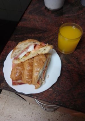 Foto principal de Desayuno: Croissant con jamón serrano, queso fresco y tomate